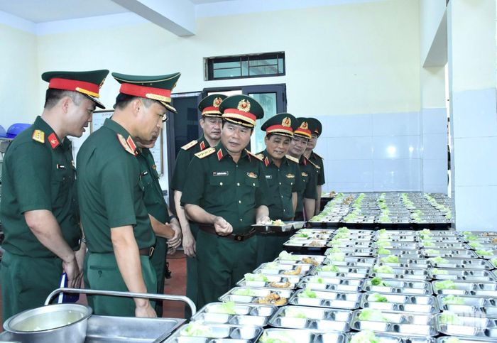 Đại tướng Nguyễn Tân Cương kiểm tra Trường Thiếu sinh quân miền Bắc (Quân khu 1).