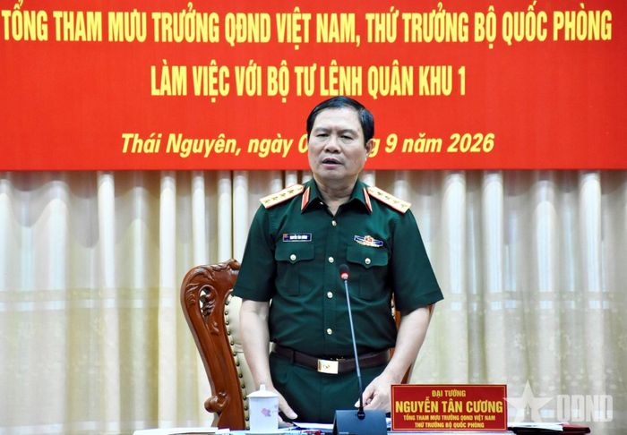 Đại tướng Nguyễn Tân Cương, Ủy viên Trung ương Đảng, Ủy viên Thường vụ Quân ủy Trung ương, Tổng Tham mưu trưởng, Thứ trưởng Bộ Quốc phòng phát biểu chỉ đạo tại buổi làm việc.