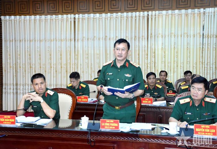 Trung tướng La Công Phương, Ủy viên Trung ương Đảng, Chính ủy Quân khu 1 phát biểu tại buổi làm việc.