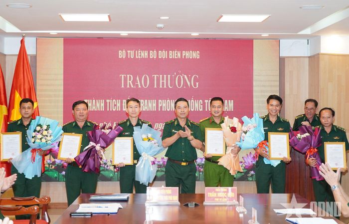 Thủ trưởng Bộ tư lệnh Bộ đội Biên phòng trao thưởng cho các tập thể tiêu biểu.