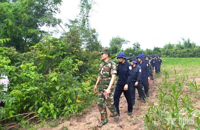 Đội K73 hành quân tìm kiếm hài cốt liệt sĩ.