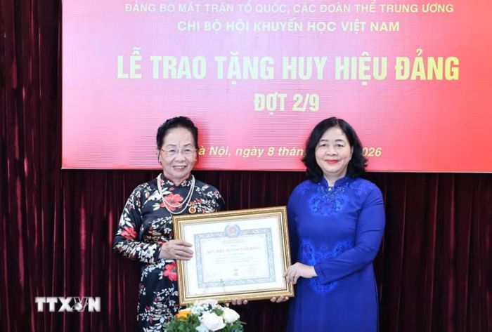 Đồng chí Bùi Thị Minh Hoài trao tặng Huy hiệu 45 năm tuổi Đảng cho Giáo sư, Tiến sĩ Nguyễn Thị Doan.