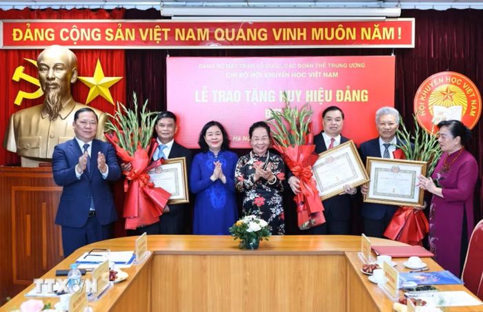 Trao tặng Huy hiệu 35 năm tuổi Đảng cho các cán bộ Hội Khuyến học Việt Nam.