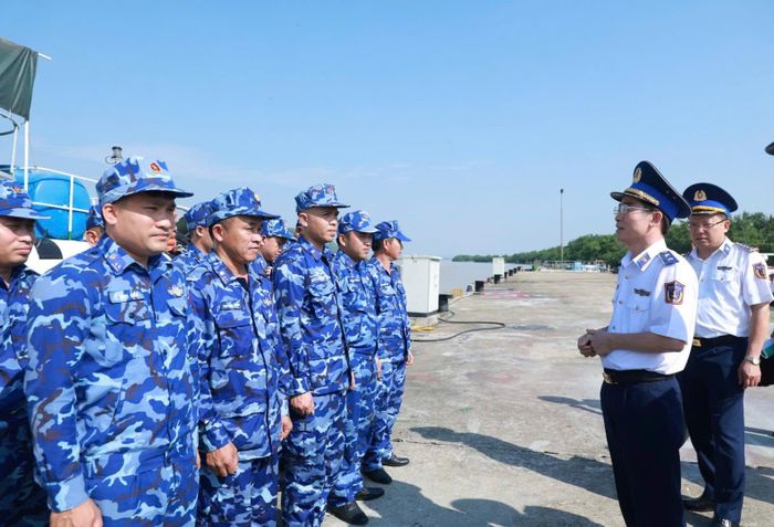 Đoàn công tác thăm, động viên cán bộ, chiến sĩ Hải đội 102, Bộ tư lệnh Vùng CSB 1.