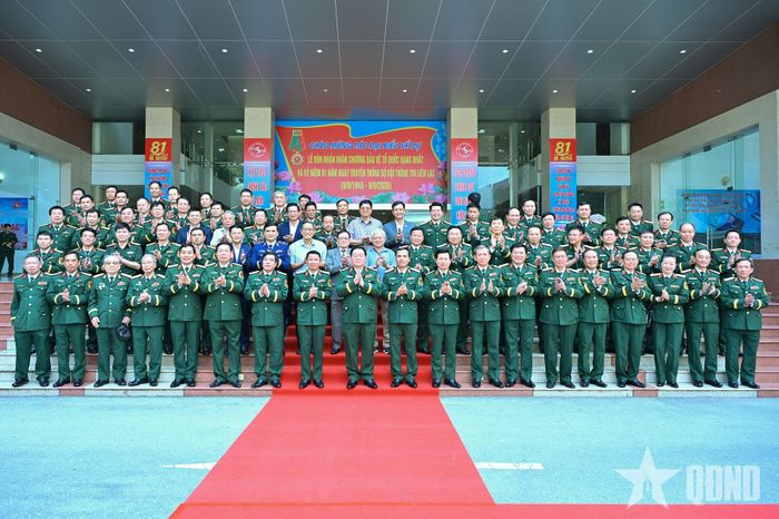 Các đại biểu dự buổi lễ chụp ảnh chung.