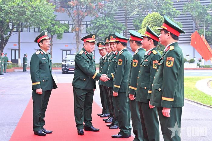 Đại diện lãnh đạo, chỉ huy Binh chủng Thông tin liên lạc đón Đại tướng Nguyễn Trọng Nghĩa.