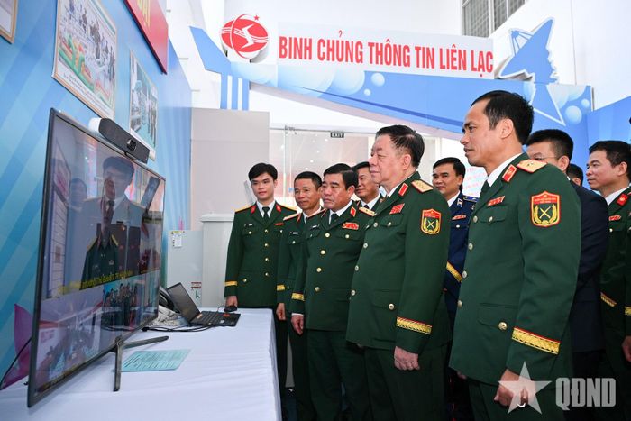 Đại tướng Nguyễn Trọng Nghĩa và các đại biểu tham quan một số mô hình, thiết bị kỹ thuật của Binh chủng Thông tin liên lạc.