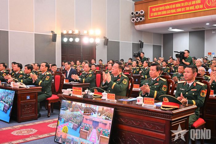 Các đại biểu dự buổi lễ.