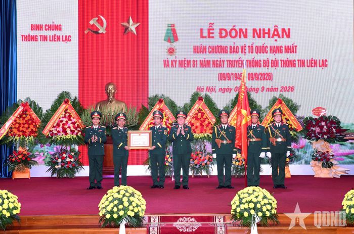 Thừa ủy quyền của Chủ tịch nước, Đại tướng Nguyễn Trọng Nghĩa trao Huân chương Bảo vệ Tổ quốc hạng Nhất tặng Binh chủng Thông tin liên lạc.