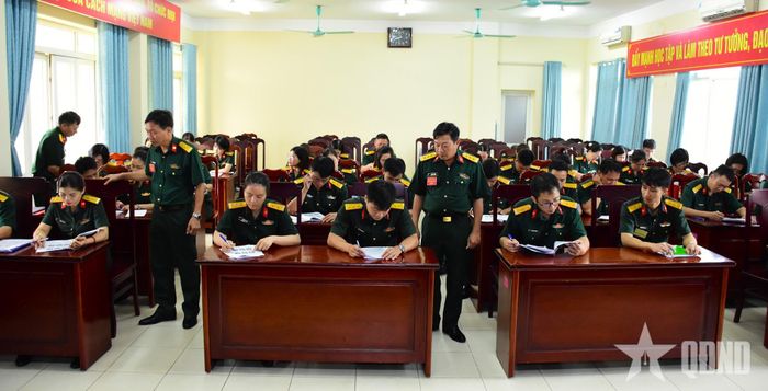 Các thí sinh thực hiện phần thi nhận thức.