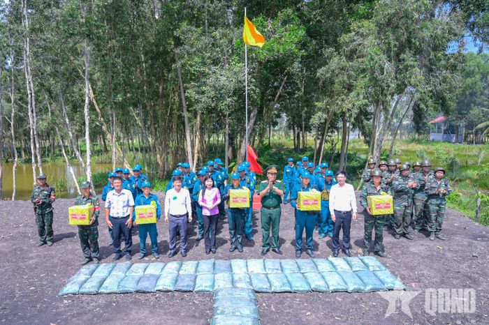 Ban tổ chức diễn tập trao quà tặng các lực lượng tham gia thực binh. 