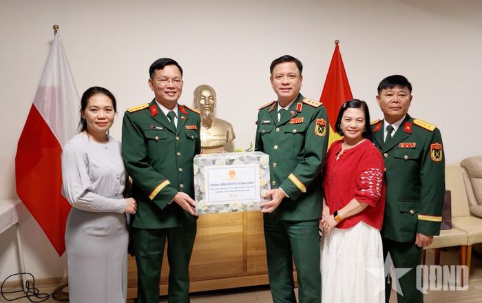 Thượng tướng Nguyễn Trường Thắng trao quà tặng Văn phòng Tùy viên Quốc phòng Việt Nam tại Ba Lan.