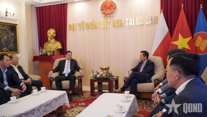 Thượng tướng Nguyễn Trường Thắng cùng đoàn đến thăm, làm việc tại Đại sứ quán Việt Nam tại Ba Lan.