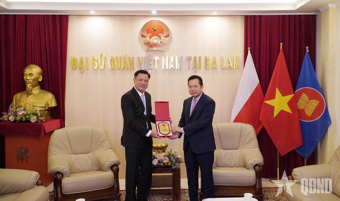Thượng tướng Nguyễn Trường Thắng trao quà lưu niệm tặng Đại sứ Hà Hoàng Hải.