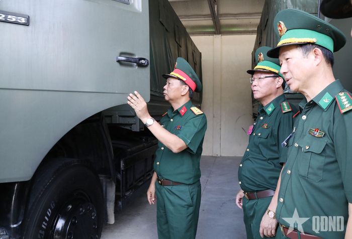  Kiểm tra tình trạng phương tiện vận tải của đơn vị.