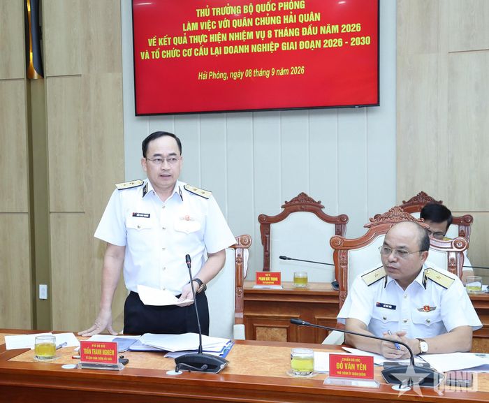 Phó đô đốc Trần Thanh Nghiêm phát biểu tại buổi làm việc.
