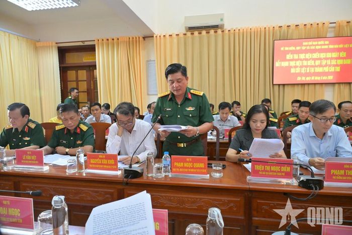 Đại tá Phạm Ngọc Quang, Chính ủy Bộ CHQS TP Cần Thơ báo cáo với đoàn công tác.