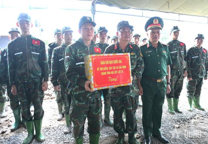 Thượng tướng Lê Quang Minh tặng quà cho lực lượng thực hiện công tác quy tập hài cốt liệt sĩ.