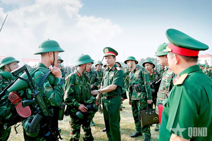 Trung tướng Lê Xuân Thuân kiểm tra công tác chuẩn bị diễn tập.