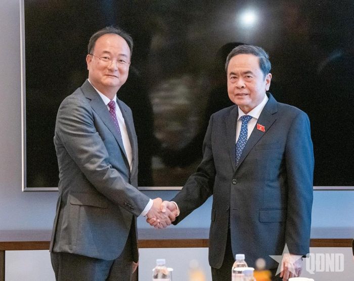 Chủ tịch Quốc hội Trần Thanh Mẫn tiếp ông Moon Hyuk-soo, Giám đốc điều hành LG Innotek. Ảnh: LÂM HIỂN