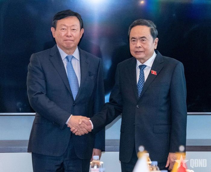 Chủ tịch Quốc hội Trần Thanh Mẫn tiếp Chủ tịch Tập đoàn Lotte Shin Dong-Bin.