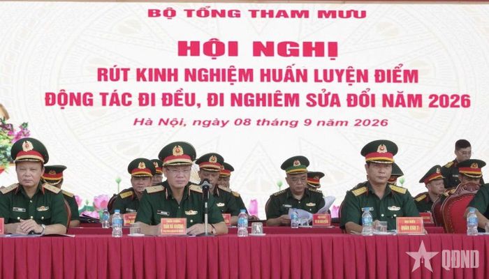 Các đại biểu xem đội mẫu thực hiện động tác đi đều, đi nghiêm theo điều lệnh hiện hành và nội dung sửa đổi.