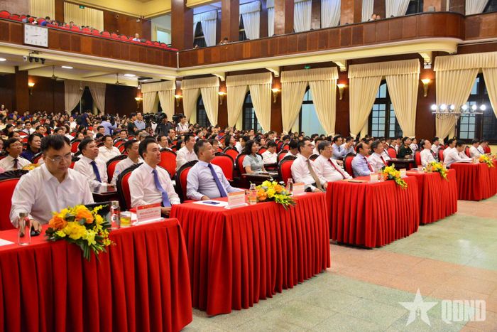 Các đại biểu dự buổi lễ.