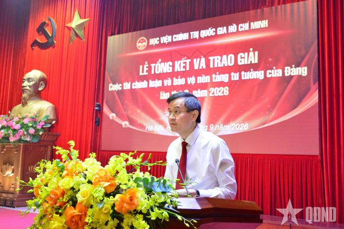 Đồng chí Đoàn Minh Huấn phát biểu tại buổi lễ.