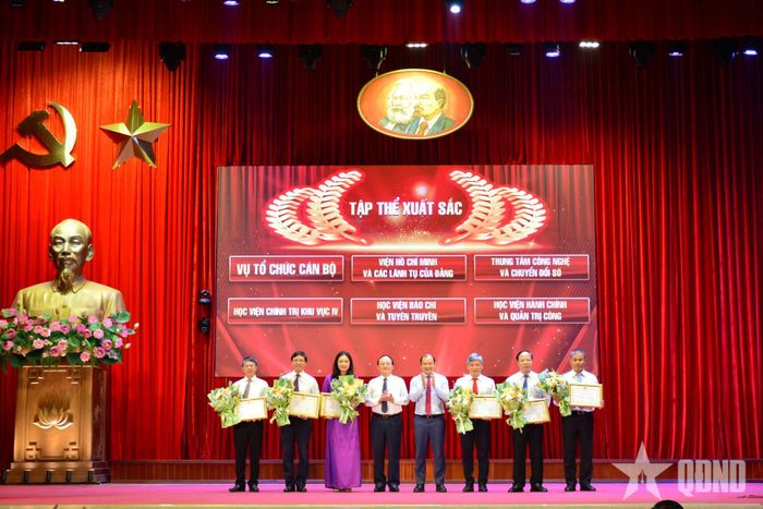 Ban tổ chức trao bằng khen tặng các tập thể có thành tích xuất sắc trong cuộc thi.