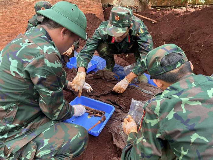 Đội K76 (Bộ CHQS TP Đồng Nai) tiến hành quy tập hài cốt liệt sĩ tại khu vực Sân bay Lộc Ninh, phường Lộc Ninh, TP Đồng Nai.