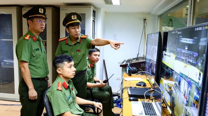 Thượng tá Nguyễn Kim Trung- Phó Giám đốc Công an TP Đà Nẵng theo dõi công tác đảm bảo an ninh, an toàn Giải tại Trung tâm chỉ huy Cöng an TP.