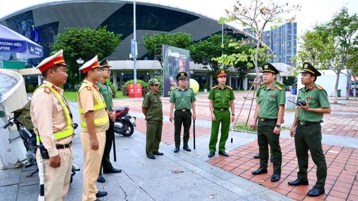 Thượng tá Nguyễn Kim Trung- Phó Giám đốc Công an TP Đà Nẵng kiểm tra công tác đảm bảo an ninh trật tự tại các điểm tổ chức thi đấu.