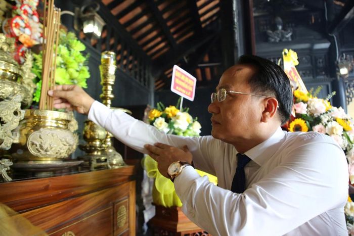 Phó Bí thư Thành ủy, Chủ tịch Ủy ban MTTQ Việt Nam thành phố Nguyễn Đình Vĩnh dâng hương