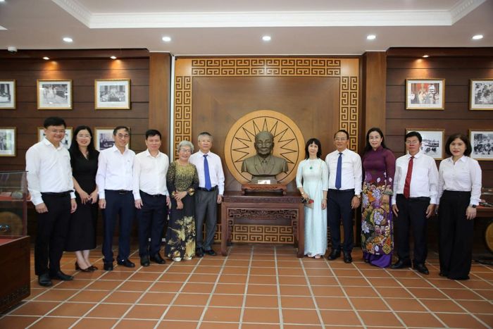 Đoàn chụp ảnh tại Khu lưu niệm đồng chí Võ Chí Công
