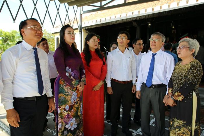 Lãnh đạo thành phố trò chuyện với đại diện gia tộc đồng chí Võ Chí Công.