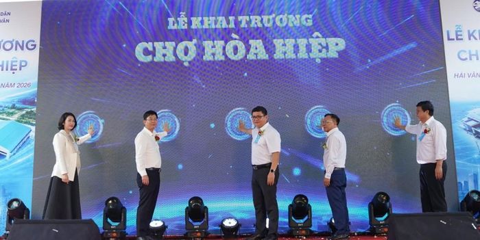 Các đại biểu thực hiện nghi thức khai trương chợ Hòa Hiệp.
