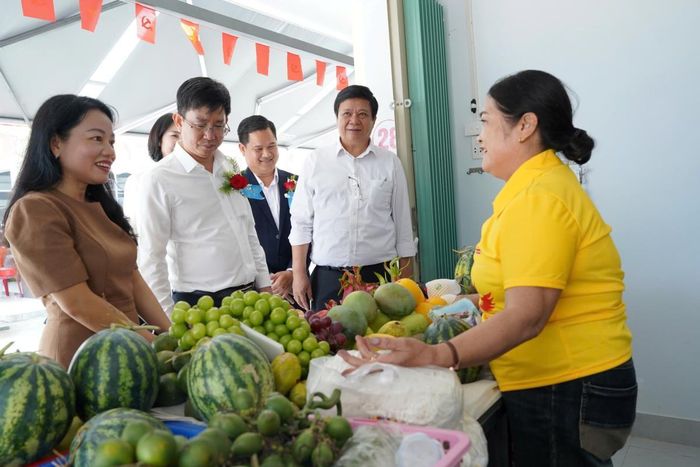 Các đại biểu tham quan khu vực buôn bán của tiểu thương chợ Hòa Hiệp ngày đầu khai trương.