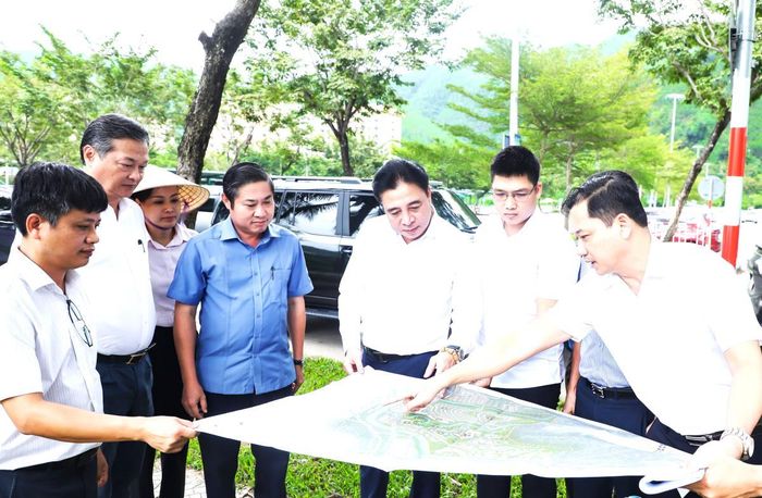 Phó Bí thư Thường trực Thành ủy Nguyễn Khắc Toàn kiểm tra thực tế FTZ tại vị trí số 5.