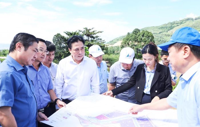 Phó Bí thư Thường trực Thành ủy Nguyễn Khắc Toàn kiểm tra thực tế FTZ tại vị trí số 2.
