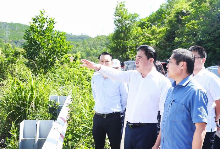 Phó Bí thư Thường trực Thành ủy Nguyễn Khắc Toàn kiểm tra thực tế FTZ tại vị trí số 3.
