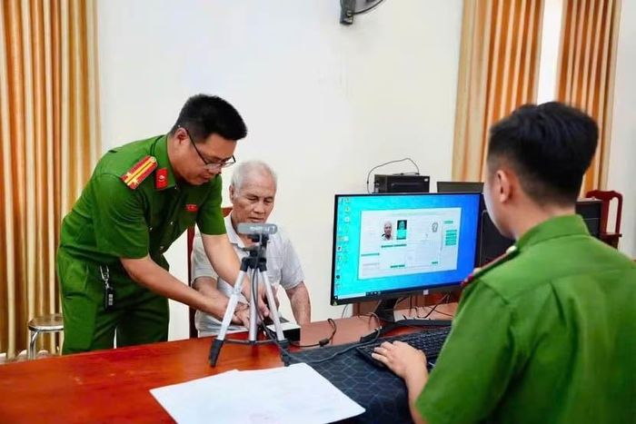 Công an xã Hồng Vân tận tình giúp đỡ người dân làm căn cước công dân