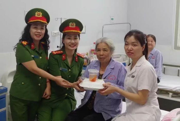 hanh niên và phụ nữ Công an xã Thường Tín phối hợp cùng Công an xã Hồng Vân trao tặng 324 suất ăn miễn phí, tiếp sức cho các bệnh nhân đang điều trị nội trú tại Bệnh viện Đa khoa Thường Tín
