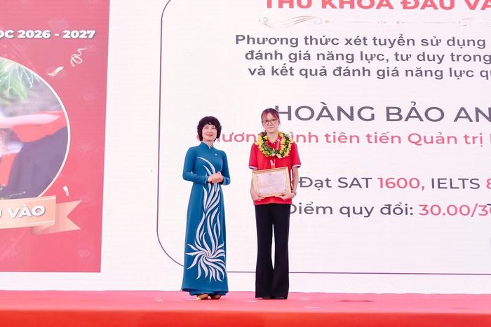 Hoàng Bảo Anh được PGS. TS Phạm Thu Hương - Hiệu trưởng trường ĐH Ngoại thương vinh danh là một trong những thủ khoa đầu vào của trường năm nay.