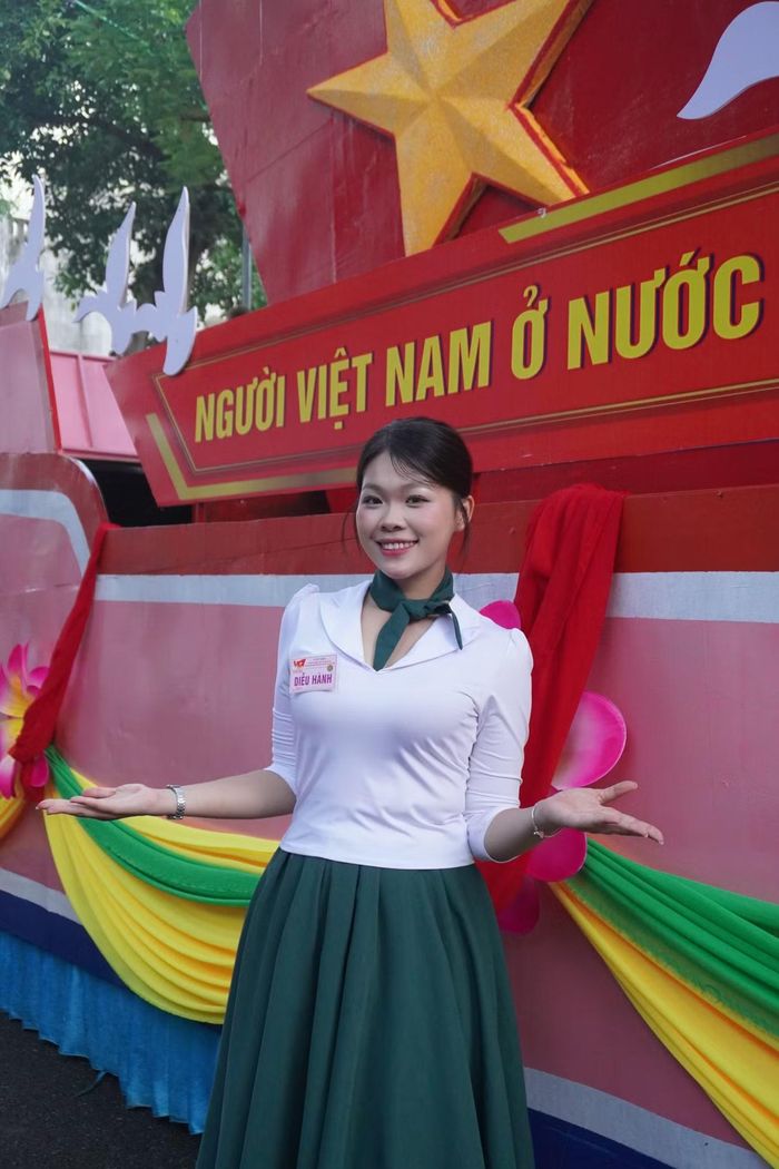 Phương Anh tham gia diễu hành A80 trong khối Quần chúng.