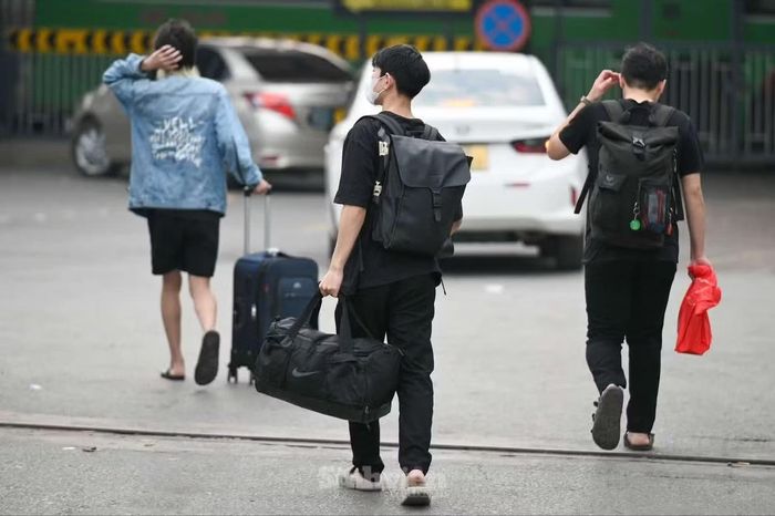 Nhiều bạn trẻ vội vã muốn rời nhà, sau ít ngày trở về. (Ảnh minh hoạ)