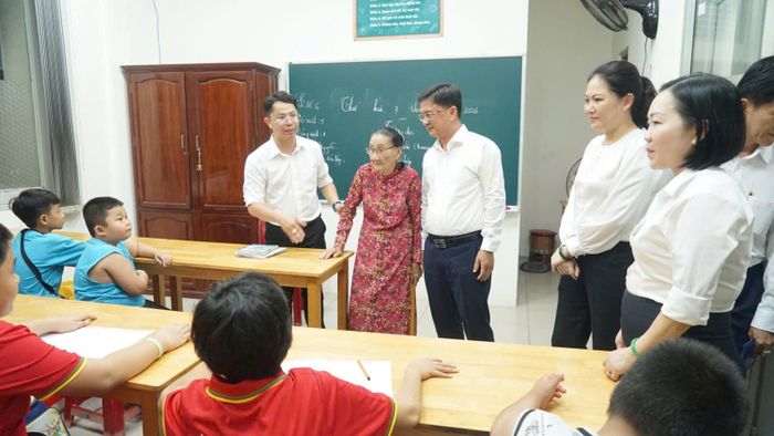 Phó Chủ tịch UBND TPHCM Nguyễn Mạnh Cường thăm cô giáo Nguyễn Thị Ba và học trò. ẢNH: DUY TRẦN