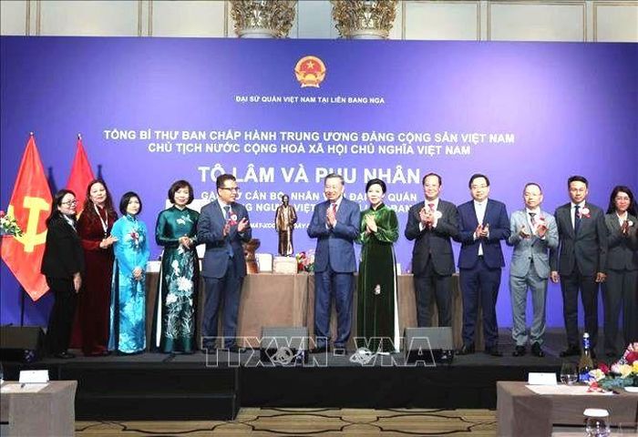  Tổng Bí thư, Chủ tịch nước Tô Lâm trao tặng bức tượng Chủ tịch Hồ Chí Minh đến Đại sứ quán và cộng đồng người Việt Nam tại Nga. Ảnh: TTXVN 