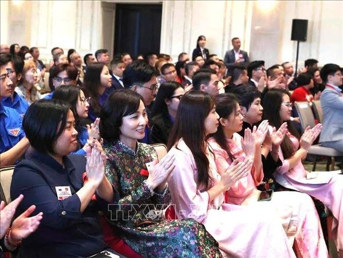  Cán bộ, nhân viên Đại sứ quán và đại diện cộng đồng người Việt Nam tại Nga tham dự buổi gặp mặt. Ảnh: TTXVN 
