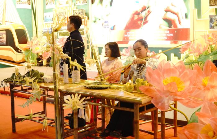  Các nghệ nhân chế tác con vật, vật dụng từ lá dừa tại không gian trưng bày của TPHCM 