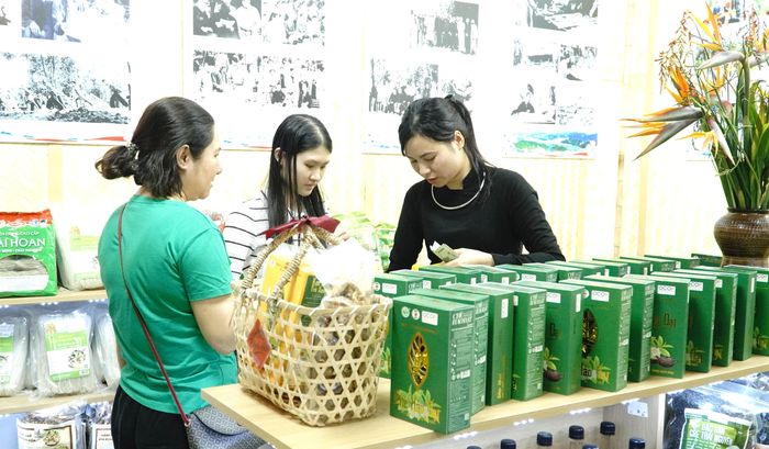  Các sản phẩm OCOP được trưng bày, bán ngay tại khu vực triển lãm phục vụ du khách 